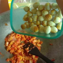 Masukkan telur puyuh tumis.