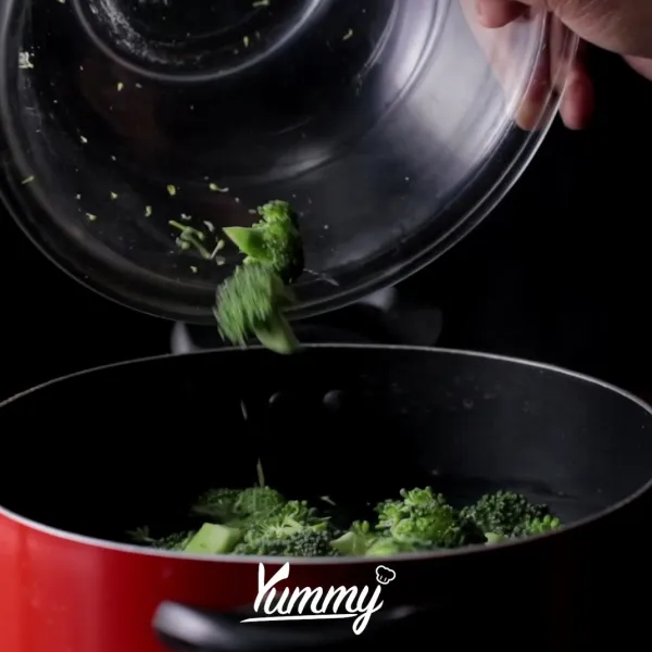 Didihkan air dan tambahkan garam, lalu rebus brokoli selama 2 menit. Angkat dan sisihkan.