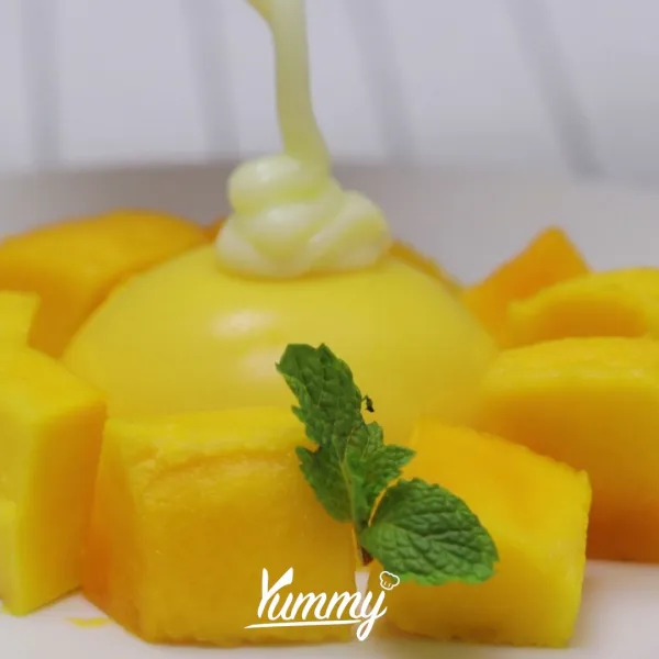 Sajikan puding mangga krim keju bersama vla susu.