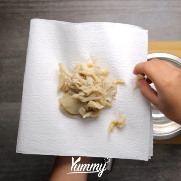 Tiriskan jamur dengan tissue dapur atau kain lap bersih hingga air tidak lagi mengandung air. Potong-potong kasar jamur