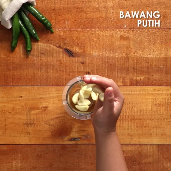 Haluskan bumbu halus, kemudian tuang ke dalam bumbu ayam selama 1 jam.