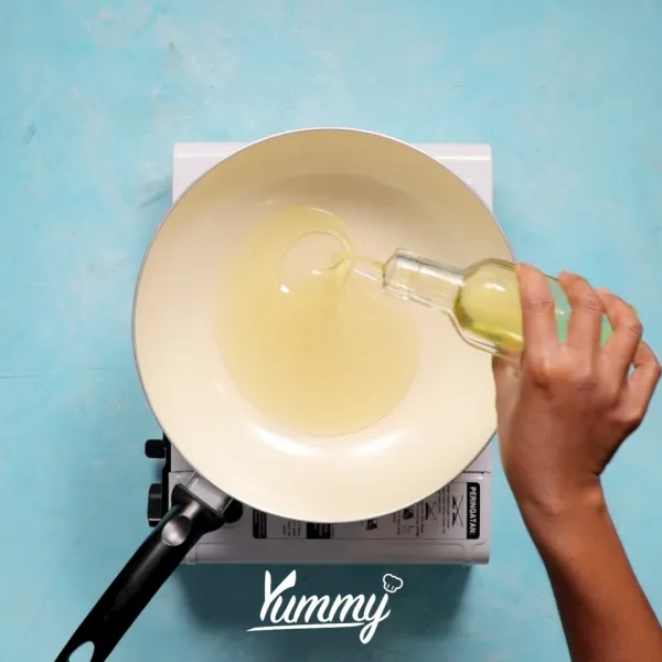 Tumis bawang putih dan bawang bombay hingga hari harum dan layu.