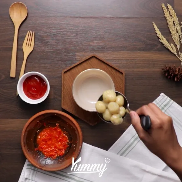 Sajikan pentol dengan kanji dengan menambahkan cabai ulek, saus tomat dan kecap.
