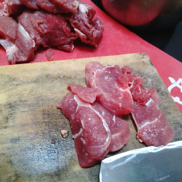 Potong tipis daging sapi.