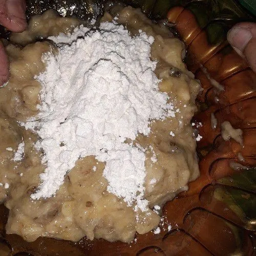 Tambahkan tepung dan garam, aduk rata.