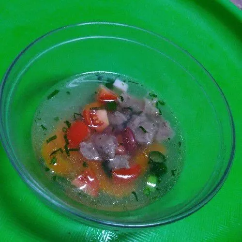 Sajikan dengan irisan dadu tomat merah, taburi bawang goreng. Sop senerek siap di santap.