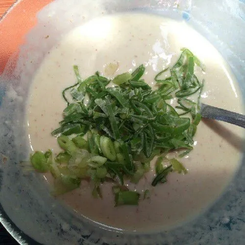 Masukkan daun bawang dan aduk sampai merata.