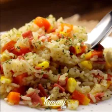 Buka rice cooker aduk sebentar lalu angkat. Sajikan.