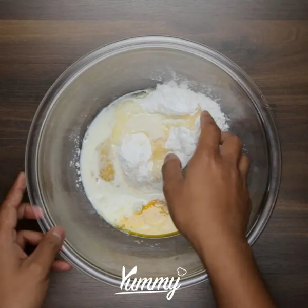 Campurkan tepung terigu, gula halus, garam, ragi roti dan susu. Aduk rata dengan tangan hingga kalis.