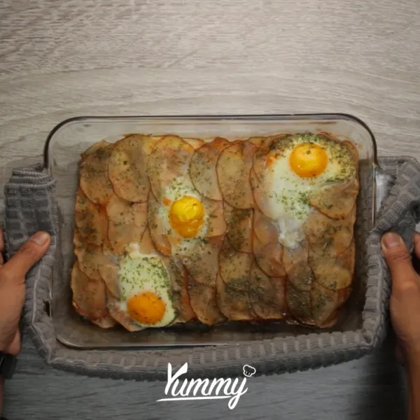 Tambahkan telur dan taburan parsley diatasnya, oven dengan suhu 180 C selama 30 menit. Sajikan.