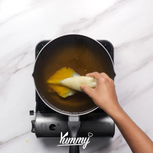 Setelah itu goreng cumi hingga kering dengan menggunakan minyak yang panas lalu potong cumi. Sajikan.