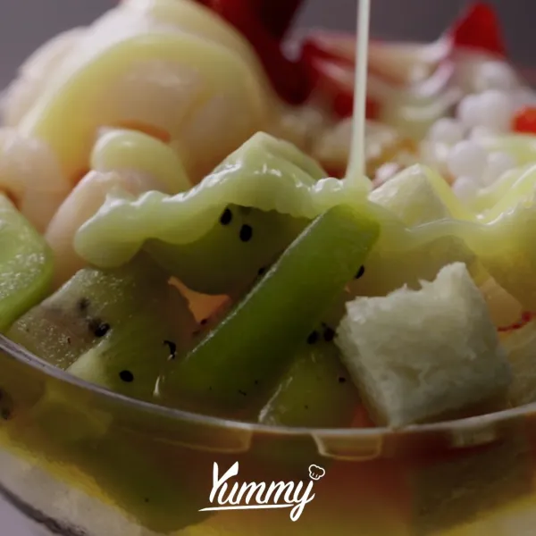 Tuangkan susu kental manis sebelum disajikan.