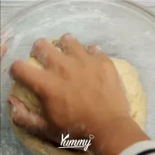 Selay Untuk Roti Tambahkan kuning telur, aduk hingga berbulir.