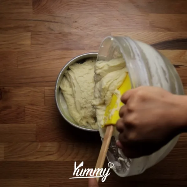 Masukkan ke loyang yang sudah diolesi margarin. Panggang dengan suhu 180-200 derajat celcius selama 35-40 menit