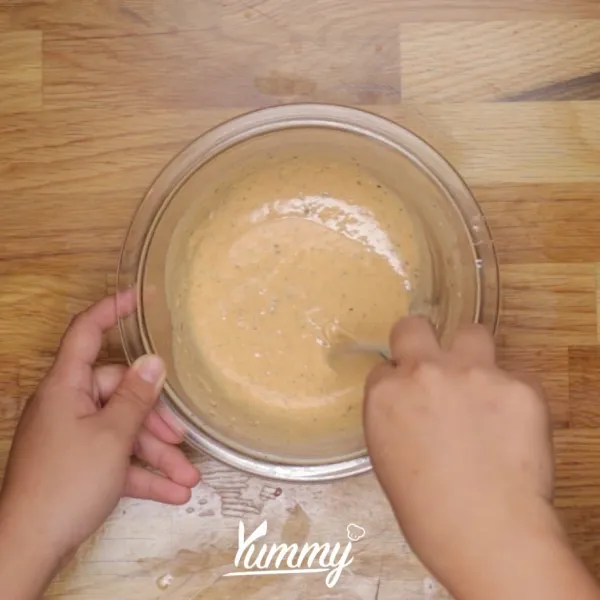 Campurkan terigu dan tepung tapioka, garam dan air. Celupkan cumi ke dalam campuran terigu dan tepung panir.