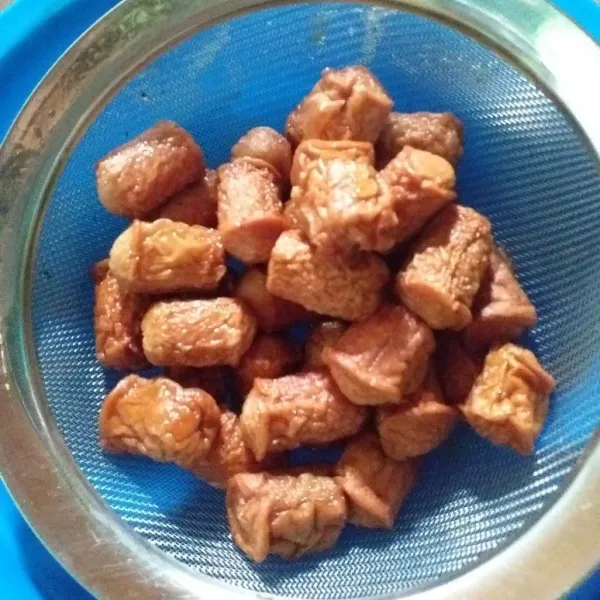 Potong-potong sosis lalu goreng hingga kecoklatan.