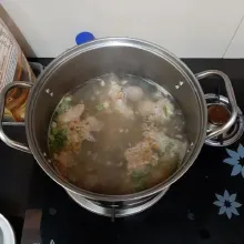 Jika bakso sudah mengambang, masukan daun bawang dan bawang goreng. Aduk-aduk lalu matikan kompor.