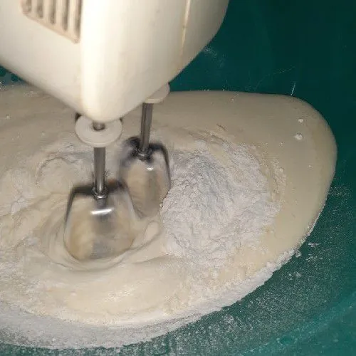 Masukkan tepung terigu, mixer terus.