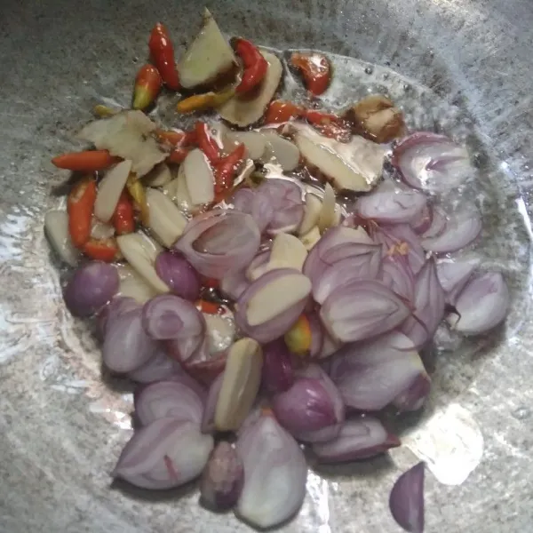 Tumis bumbu iris: bawang merah, bawang putih, cabe rawit dan lengkuas hingga harum.