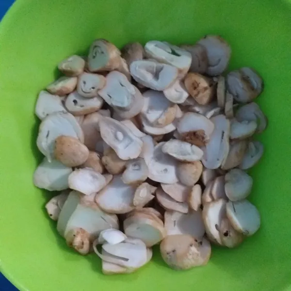 jamur kancing di iris tipis