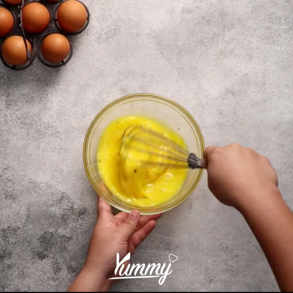 Beri telur garam dan merica, lalu kocok hingga menyatu.