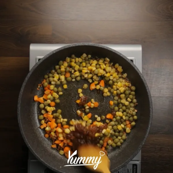 Tambahkan wortel, kacang polong, saus tiram, Aduk rata.