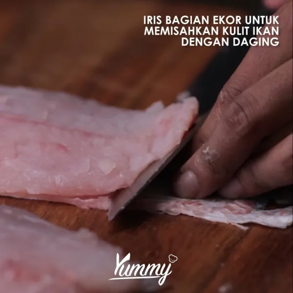 Pisahkan kulit ikan dengan daging dengan cara mengiris dari bagian ekor lalu tarik pisau ke arah depan.