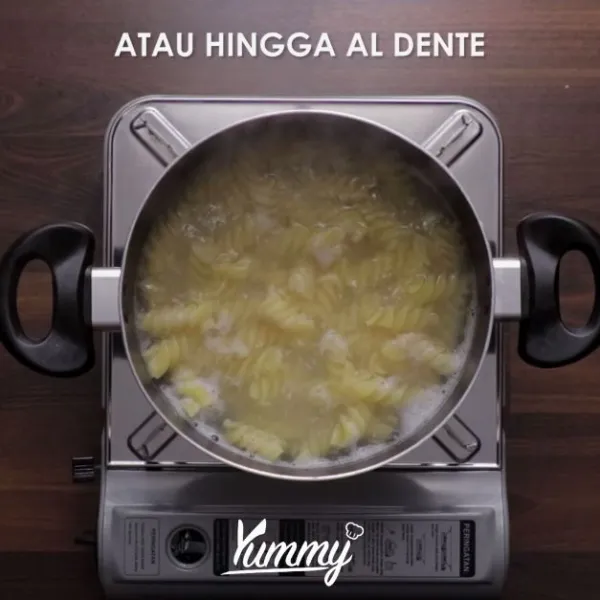 Rebus fusilli dalam air mendidih yang sudah diberi garam. Masak selama 8 menit atau hingga matang al dente.