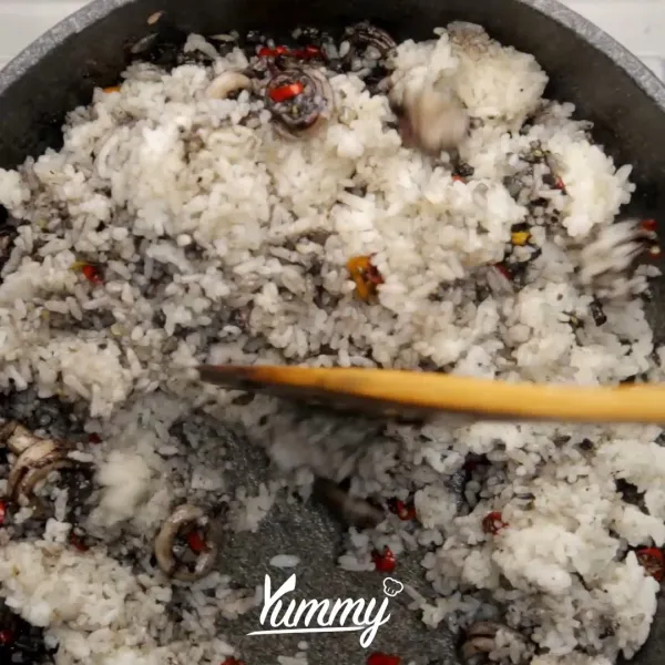 Masukkan nasi putih, aduk hingga tercampur rata.