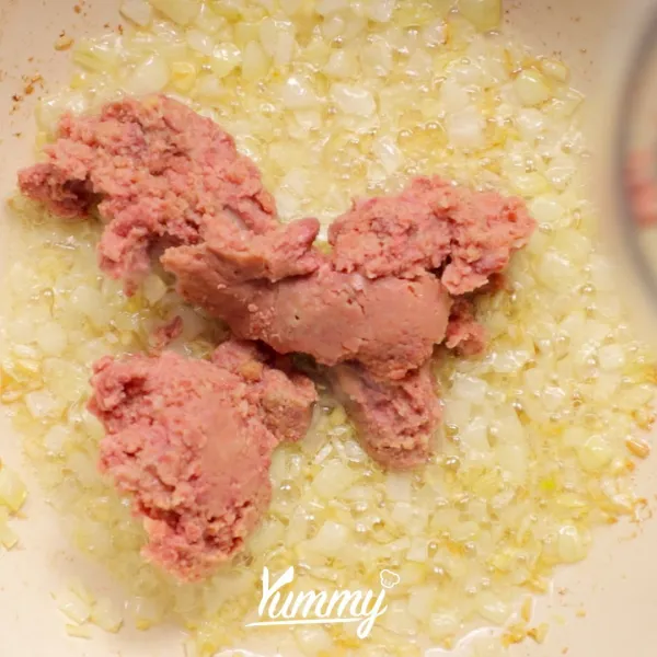 Tambahkan kornet lalu aduk hingga tercampur rata dan harum.