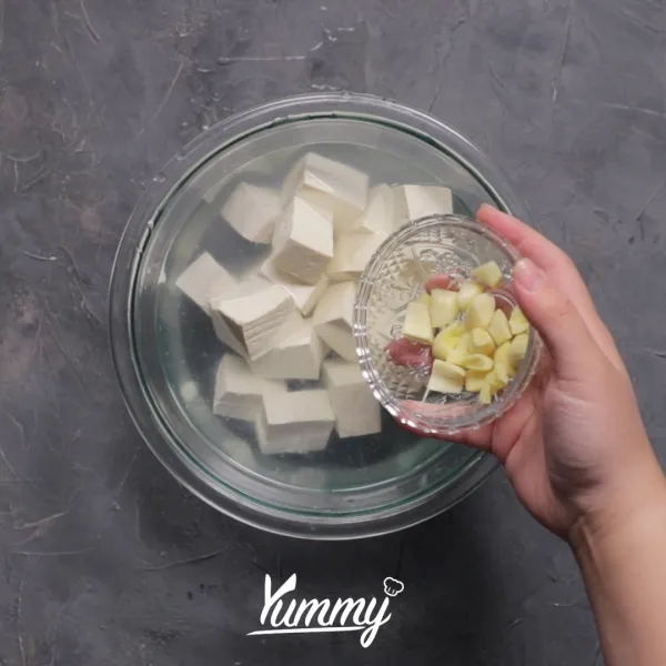 Tambahkan bawang putih yang sudah digeprek. Diamkan selama 10 menit.