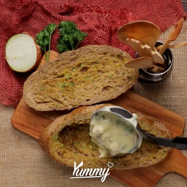 Tuang sup krim ke dalam roti, taburi keju smokedbeef dan bawang daun.
