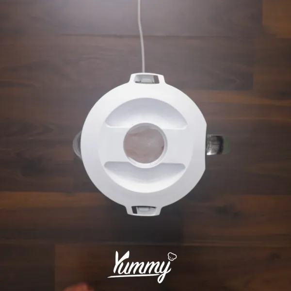 Haluskan dalam blender hingga halus.