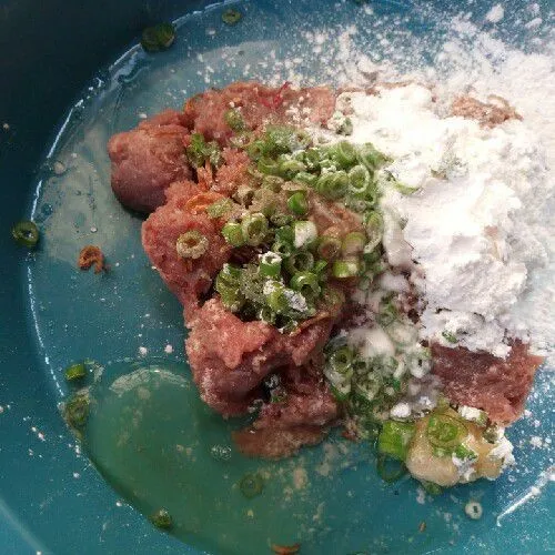 Campurkan semua bahan kecuali minyak, saus dan kecap manis, uleni sampai semua tercampur rata.