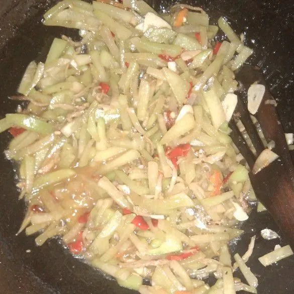 Tumis dengan api sedang sampai airnya menyusut dan siap dihidangkan.