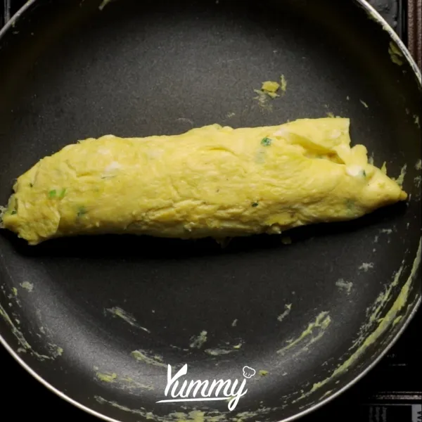 Balik telur secara perlahan agar tidak pecah. Masak sebentar hingga tekstur omelette kokoh. Sajikan