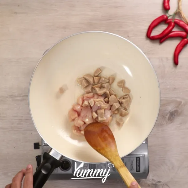 Panaskan minyak, kemudian tumis ayam dan bakso hingga kecoklatan.