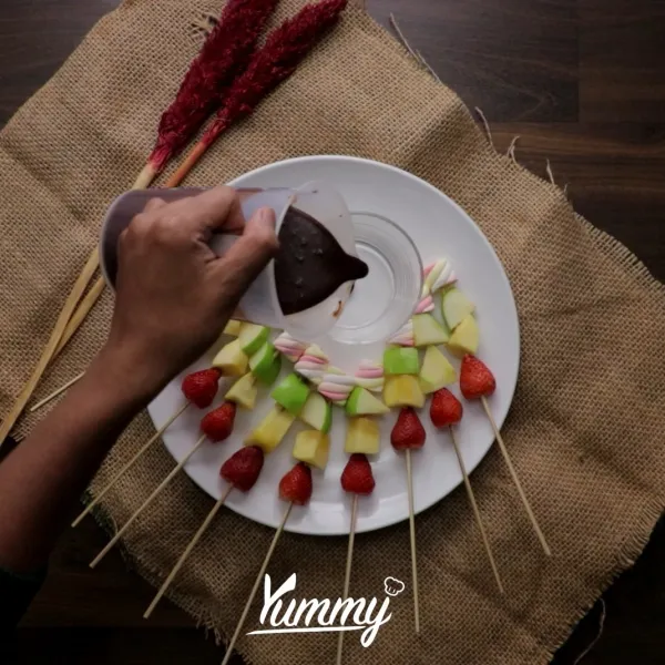 Sajikan fruit fondue sambil menonton bola.