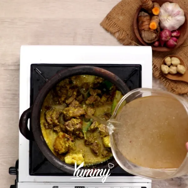 Beri garam, gula merah, merica. Masukkan santan, aduk hingga merata.