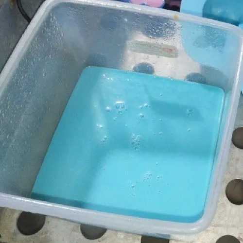 Panaskan kukusan. Olesi cetakan dengan minyak goreng. Masukkan adonan secukupnya, tutup. Kukus kurang lebih 5 menit. Masukkan adonan warna lain dan kukus selama 5 menit. Lakukan hingga adonan habis. Terakhir kukus selama 30 menit.