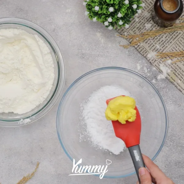 Mikser mentega tawar, margarin dan gula halus dengan kecepatan sedang selama kurang lebih 2 menit, hingga warna menjadi pucat. Masukkan telur, aduk merata.