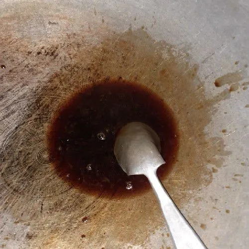 Panaskan air, masukkan gula merah, aduk hingga gula mencair.