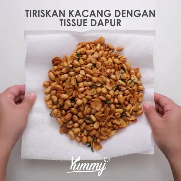 Tiriskan kacang dengan tissue dapur atau kertas yang dapat menyerap minyak. Tunggu hingga dingin, masukkan ke dalam toples.