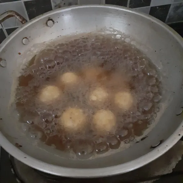 Goreng tahu. Sajikan setelah matang.