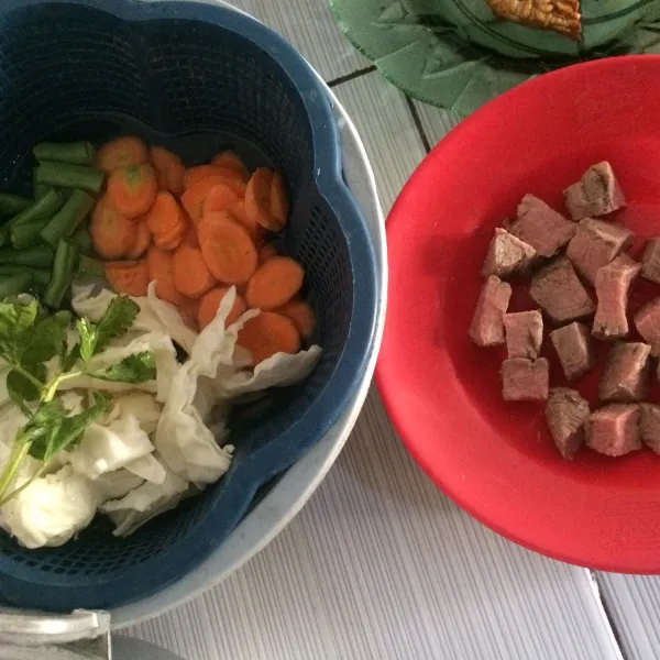 Potong daging dan sayuran sop sesuai selera.