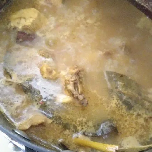 Masukkan minyak sedikit, masak bumbu halus, daun salam, daun jeruk, serai dan kayu manis.