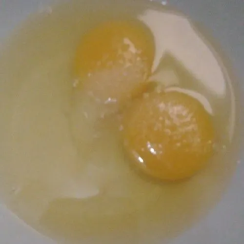 Siapkan telur kocok buat dadar tipis.