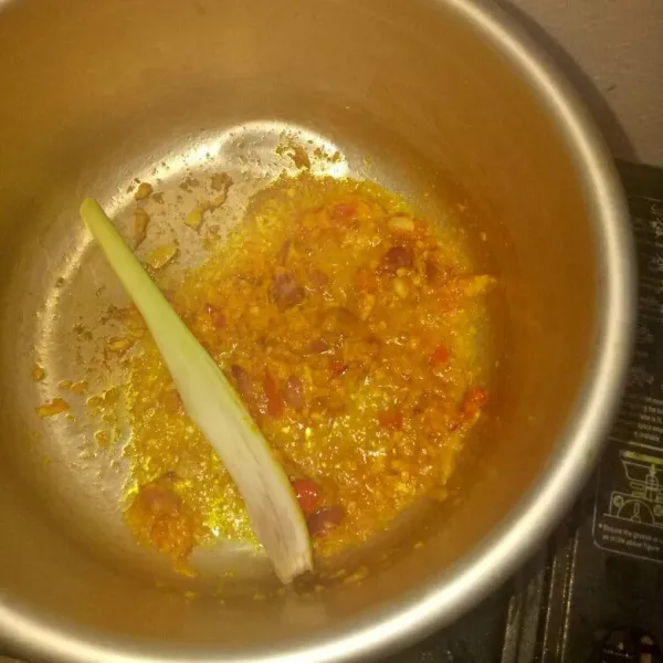 Saat bumbu sudah ditumis, masukkan sereh yang sudah di geprek.