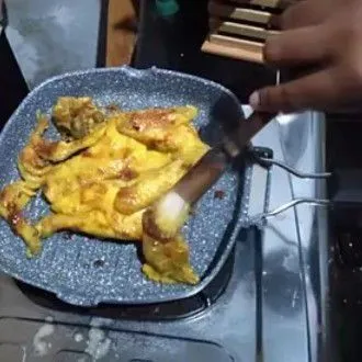 Masukkan ingkung ayam utuh tadi ke atas teflon dan olesi ayam dengan sisa bumbu ungkep tadi. jangan lupa dibolak-balik hingga kering, matang dan berbau harum