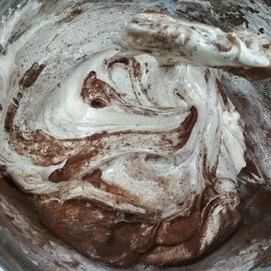 Kemudian masukkan tepung ketan, cokelat bubuk, dan vanili. Aduk rata dengan spatula.